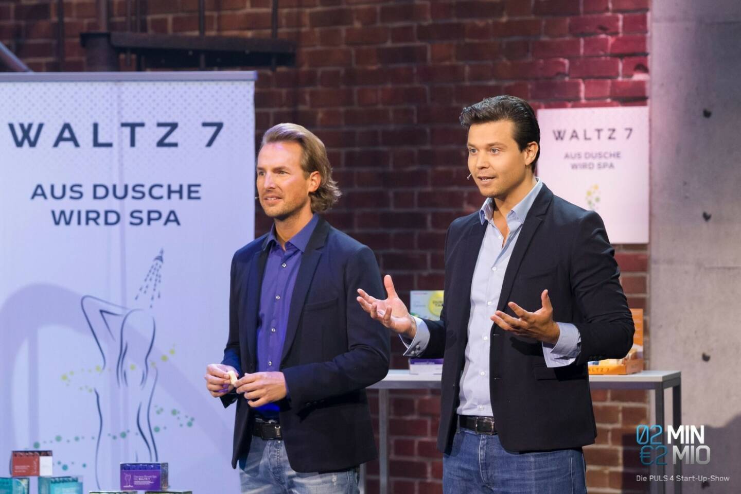 Die Wiener Jungunternehmer von WALTZ 7 überzeugten gleich fünf Investoren der Puls4 Startup-Show „2 Minuten 2 Millionen“ mit einem Wellness-Konzept für zuhause. Die in Österreich hergestellten Duschtabs bringen das Wellness-Erlebnis mit natürlichen ätherischen Ölen direkt in die eigene Dusche. Seit dem Produkt-Launch Anfang 2016 hat das Unternehmen bereits eine Million Duschtabs in Österreich und Deutschland verkauft. Im Bild die Gründer Thomas Grüner und Thomas Schloss; Credit: Gerry Frank