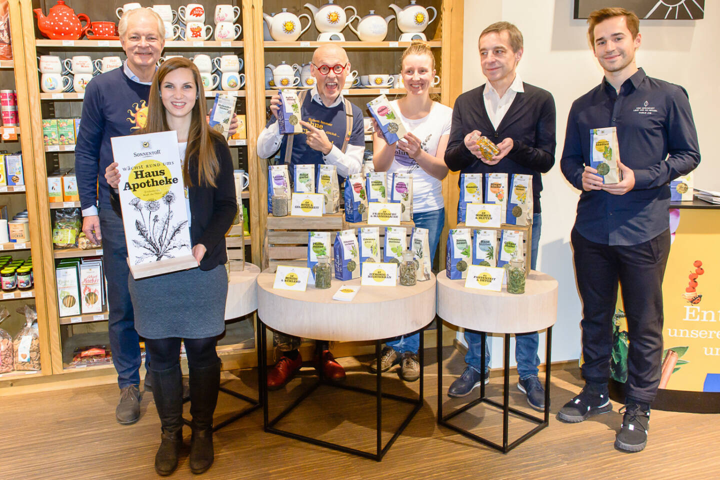 Am 31. Jänner präsentierte der Kräuter- und Gewürzspezialist aus dem Waldviertel gemeinsam mit den Apothekern Thomas und Simon Job seine losen Kräutertees unter dem Motto „Wächst rund ums Haus Apotheke“. Gemeinsam lud man in das SONNENTOR Geschäft in der Neubaugasse. 25 Kräuter zeigten sich dort im neuen Design. Von „A wie Apfelminze bis „Z“ wie Zitronenverbene. Bild: v.l.n.r. Peter und Teresa Herzog (SONNENTOR Geschäft Neubaugasse), Johannes Gutmann (SONNENTOR Gründer), Gerda Holzmann (SONNENTOR Kräuterexpertin), Mag. pharm. Thomas Job und Sohn Mag. pharm. Simon Job (Essenz Apotheke), Credit: Sonnentor