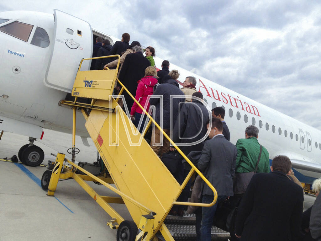 Flugzeug, Austrian Airlines, Passagiere beim Einsteigen, Flughafen Wien, © teilweise www.shutterstock.com (02.06.2013) 