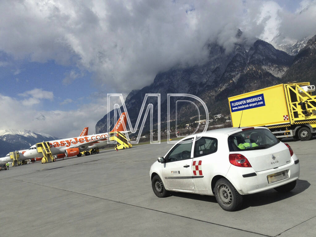 Flugzeug, Auto, Flughafen Innsbruck, © teilweise www.shutterstock.com (02.06.2013) 