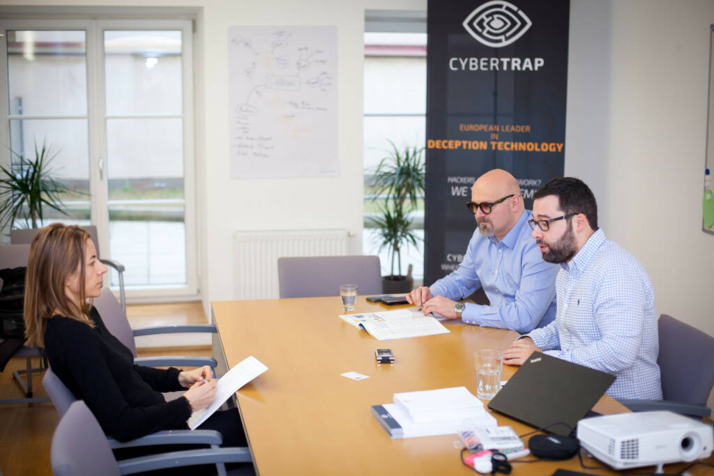 Jack Wagner, CEO CyberTrap GmbH, Avi Kravitz, CTO und Gründer CyberTrap GmbH im Interview mit Christine Petzwinkler (Börse Social Network), Foto: Michaela Mejta (08.02.2018) 