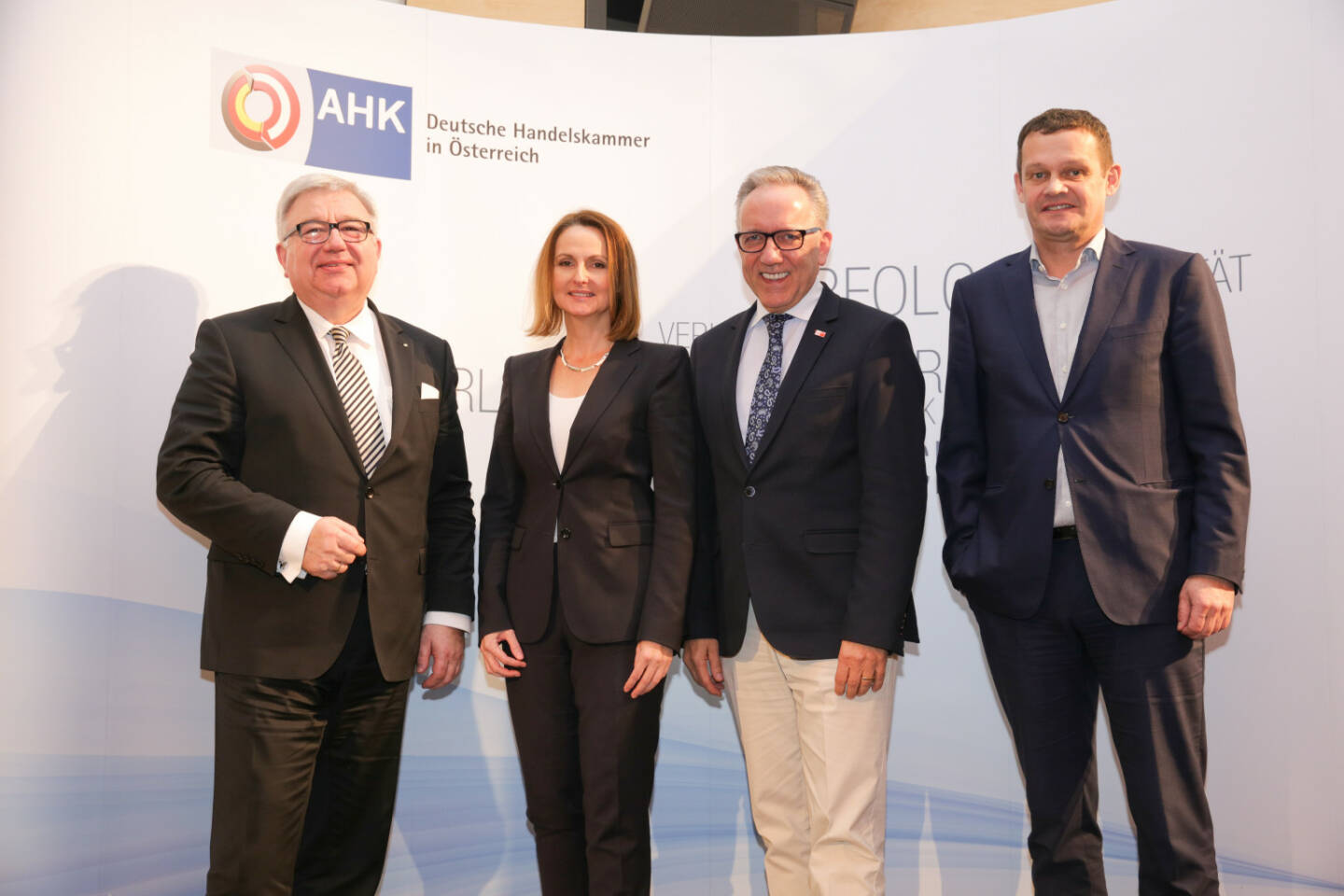 Deutsche Handelskammer in Österreich mit Diskussion zum Thema Was die Digitalisierung für die Arbeitswelt bedeutet. Im Zuge der fortschreitenden Digitalisierung werden Arbeitsplätze wegfallen und andere dazu kommen, waren sich die Diskutanten von Arbeitgeber- und Arbeitnehmerseite weitgehend einig. (v.l.n.r.) Univ.-Prof. Dieter Spath, Moderatorin Eva Komarek, AK-Präsident Rudi Kaske und Hansjörg Tutner, HR-Chef von Magna Steyr Graz, Fotocredit:DHK/Peroutka