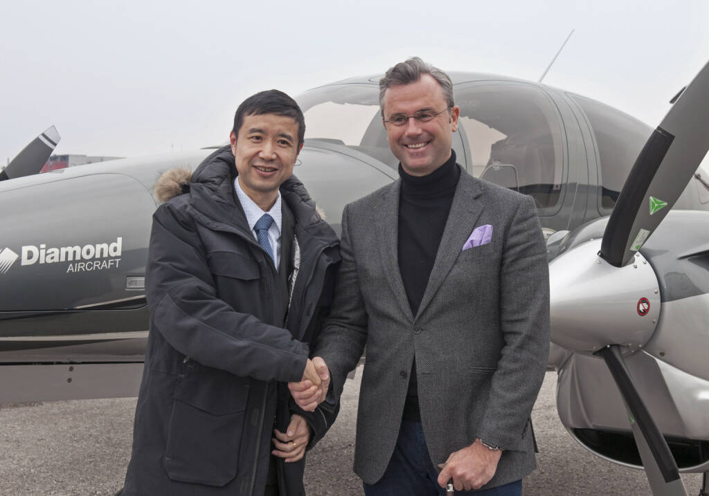 BM für Verkehr, Innovation und Technologie: Verkehrsminister Ing. Norbert Hofer zu Besuch bei Diamond Aircraft Industries, Liqun Zang (links) und Verkehrsminister Ing. Norbert Hofer; Fotocredit:Diamond Aircraft, © Aussender (12.02.2018) 