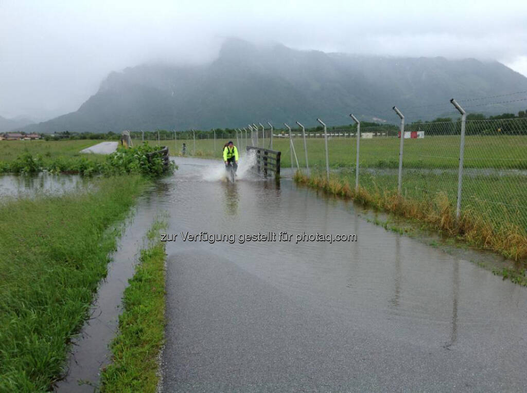 Hochwasser in Salzburg, Radfahrer, © Astrid Rössler (03.06.2013) 