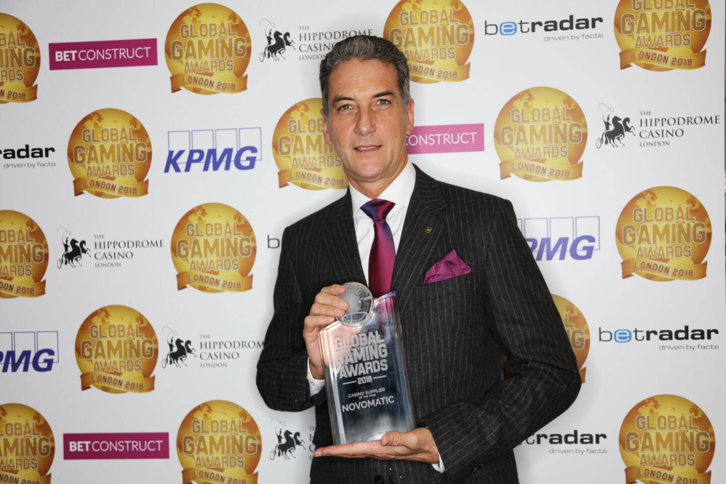 Nach vier erfolgreichen Jahren in Las Vegas wurden die Global Gaming Awards nun auch auf London ausgeweitet und NOVOMATIC als „Casino Supplier of the Year“ ausgezeichnet. Harald Neumann mit Award “Casino Supplier of the Year” 2017, Fotocredit: 2018 Global Gaming Awards / Gambling Insider'