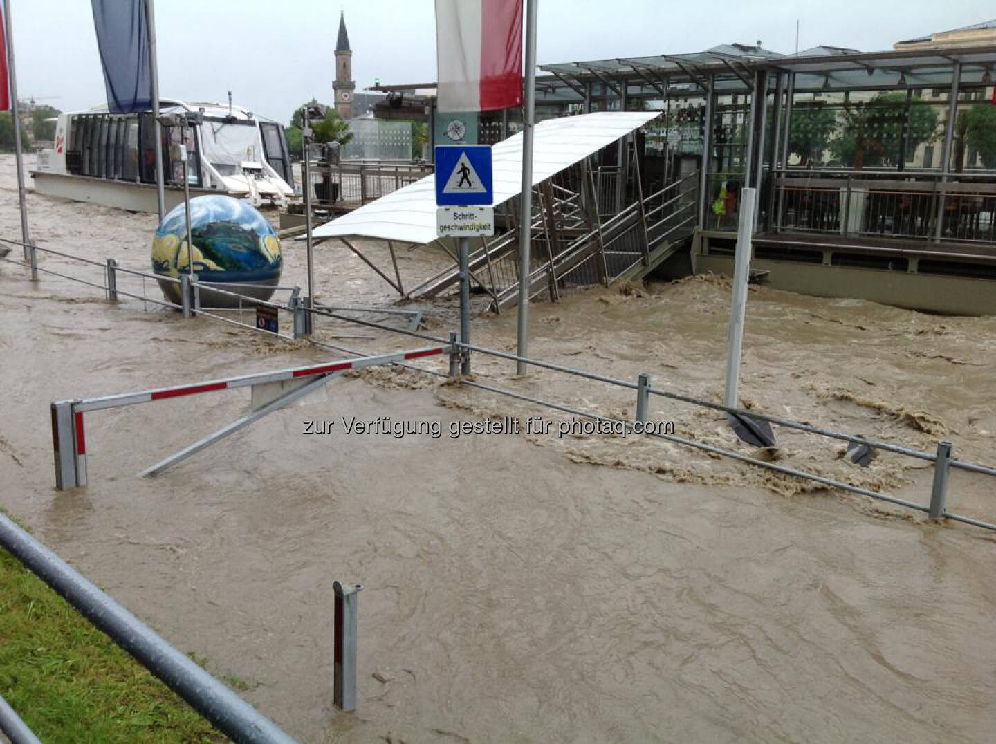 Hochwasser in Salzburg, Salzach, Bootsanlegestelle