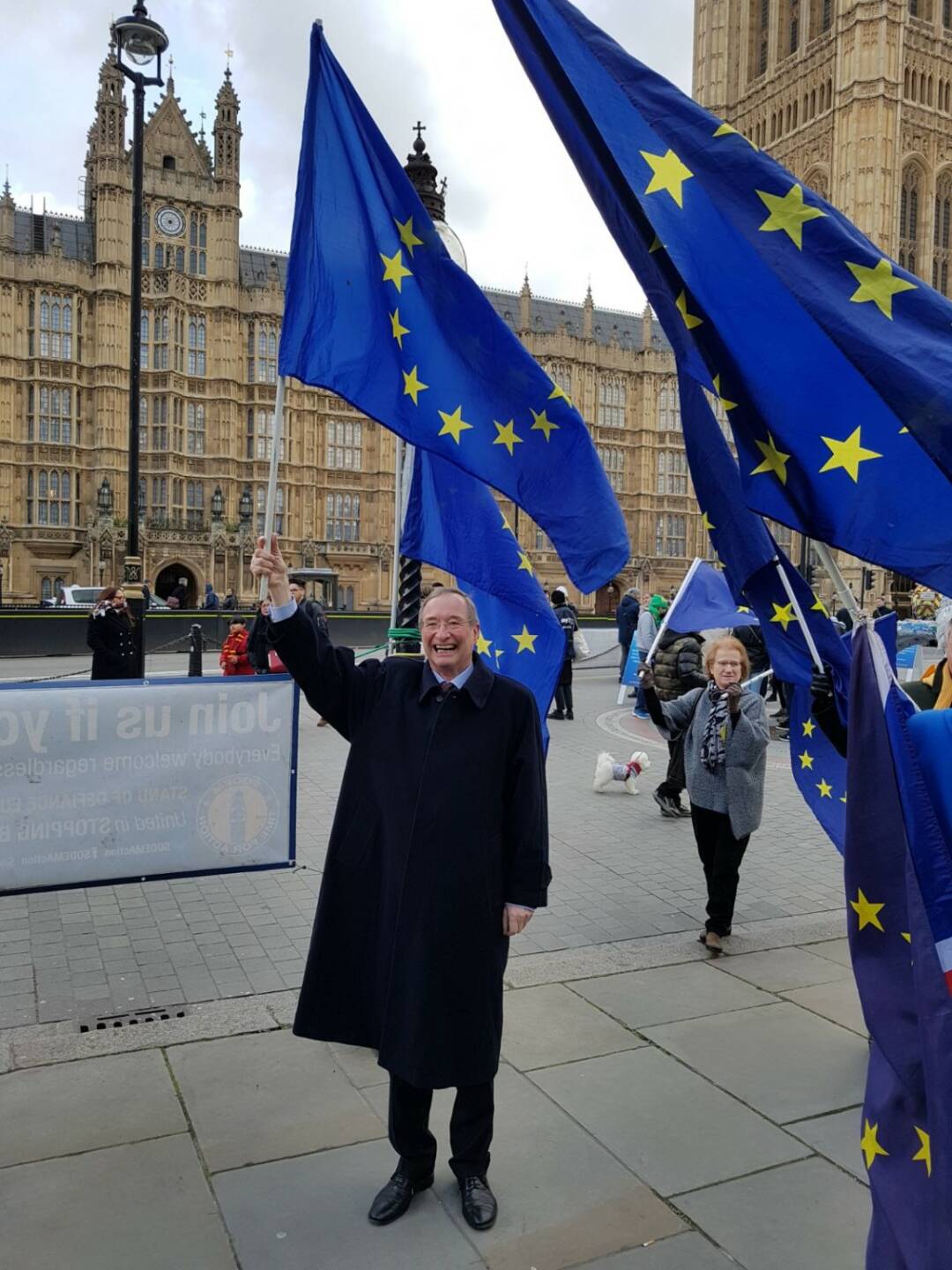 Brexit: WKÖ schnürt Service-Programm für österreichische Betriebe, WKÖ-Präsident Christoph Leitl mit Anti-Brexit-Demonstranten in London, Fotocredit: WKÖ/Presseabteilung