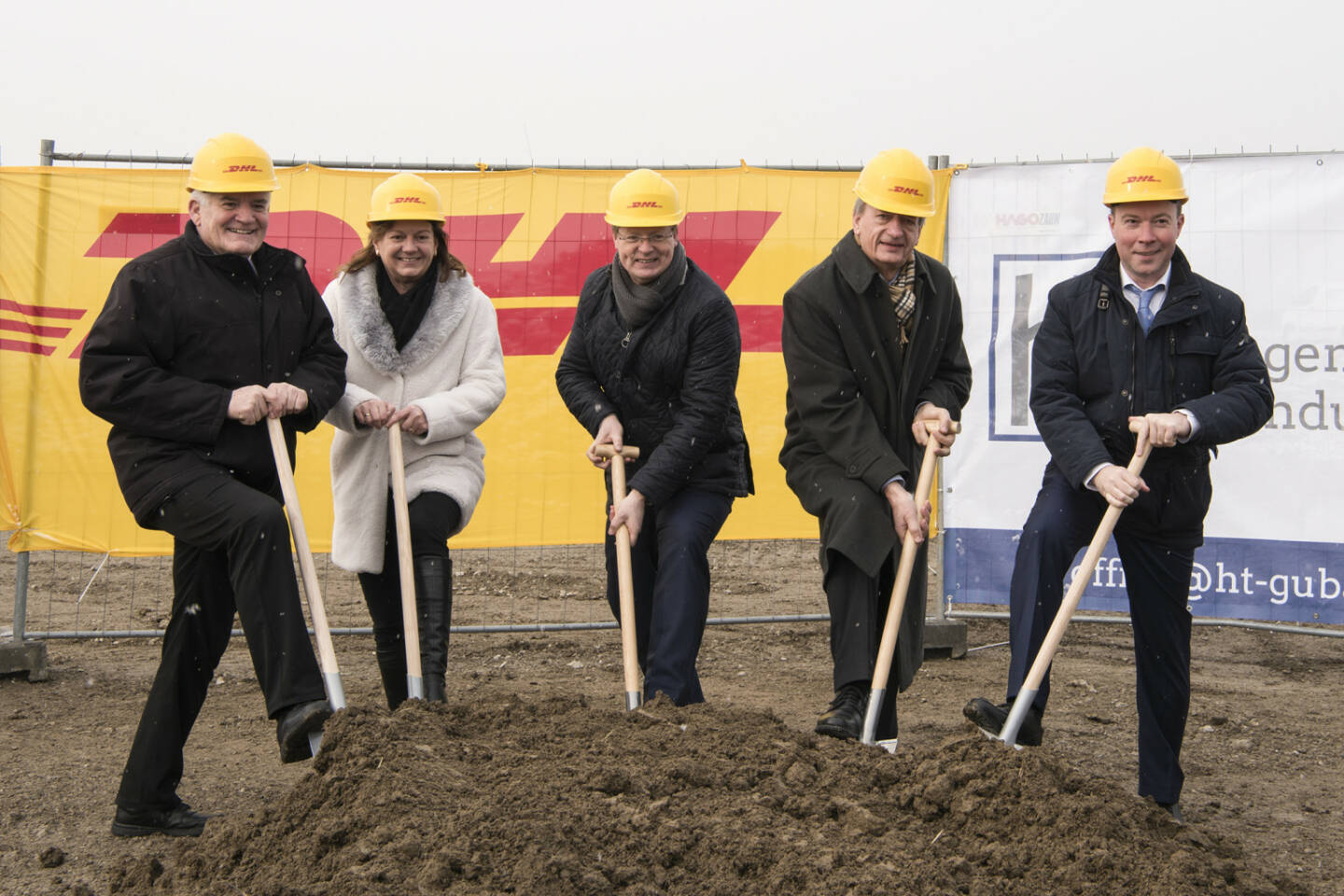 DHL Express investiert in den Wirtschaftsstandort Oberösterreich und baut direkt am Blue Danube Airport Linz eine weitere hochmoderne und ressourcenschonende Niederlassung. Mit dem Spatenstich auf dem neuen Gelände haben die Vizebürgermeisterin der Stadt Linz, Karin Hörzing, der Bürgermeister der Marktgemeinde Hörsching, Gunter Kastler, Ralf Schweighöfer, Managing Director der DHL Express (Austria) GmbH, Investor und Projektentwickler Alois Meir von der Meir Immobiliengruppe und Dipl.-Ing. Gerhard Kunesch, Geschäftsführer Flughafen Linz GesmbH, heute planmäßig die offizielle Bauphase für das Großprojekt eingeläutet.© Franz Kaufmann 2018