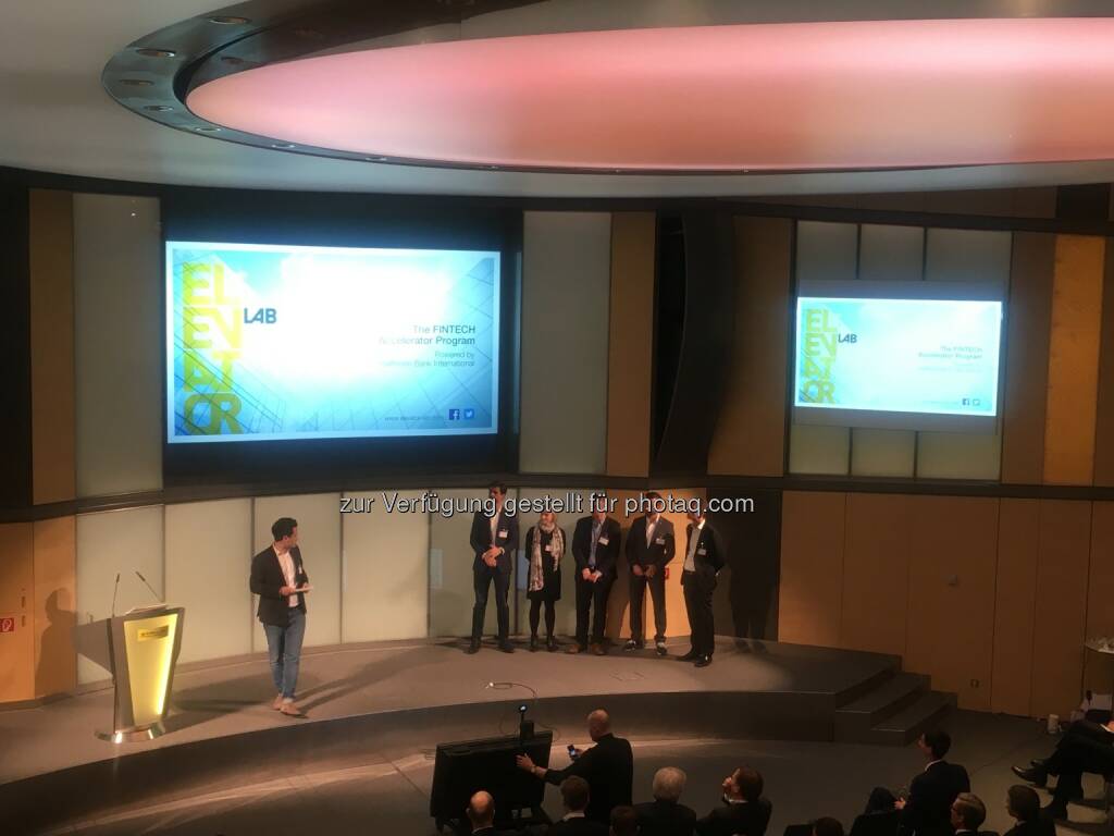 RBI Elevator Demo Day: Und schließlich wurden noch einmal alle Teams von kompany, Asteria, Gauss Algorithmic, Moxtra, Sonect, sowie vom Elevator Lab und natürlich CEO Johann Strobl auf die Bühne geholt (23.02.2018)