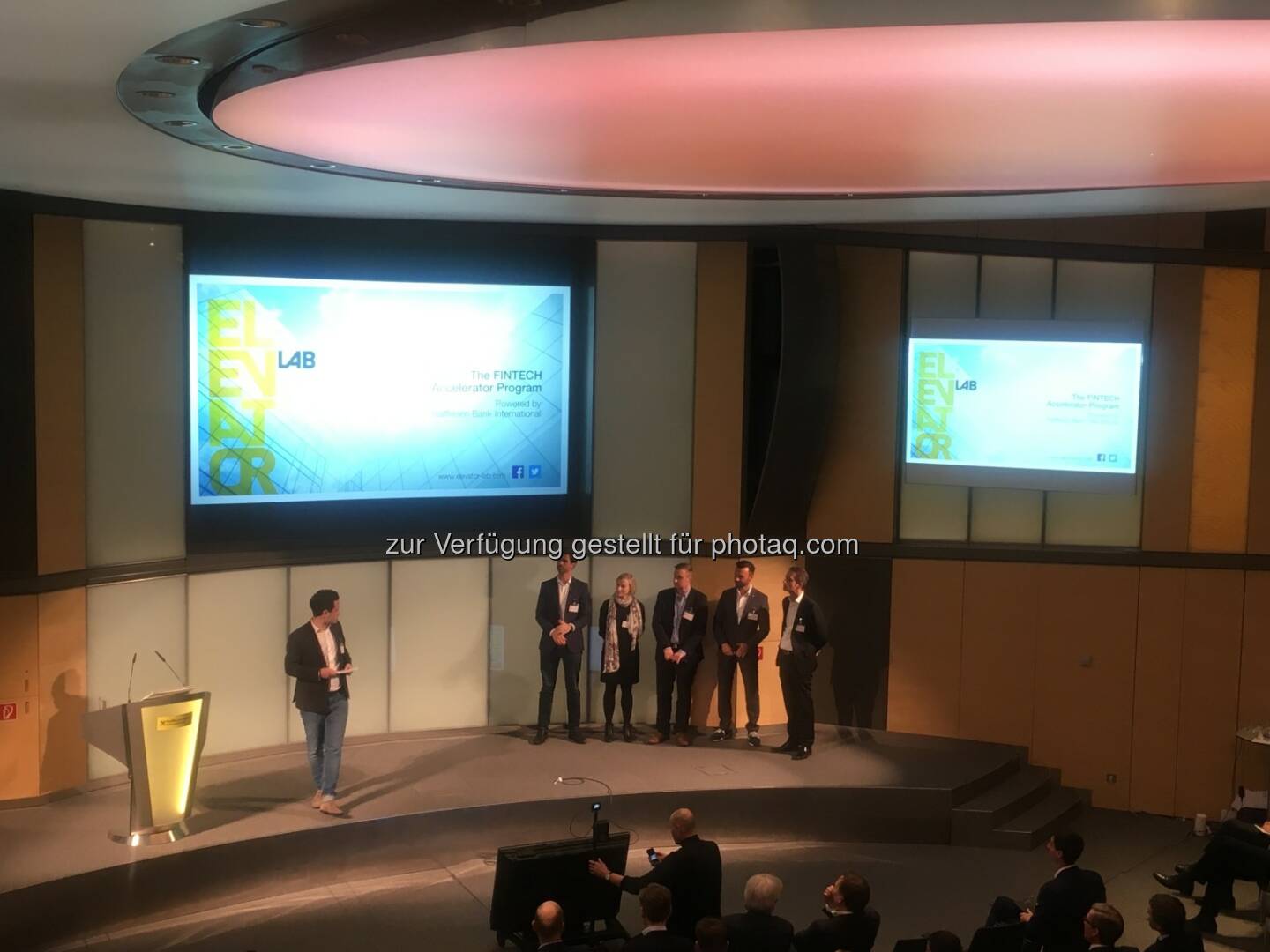 RBI Elevator Demo Day: Und schließlich wurden noch einmal alle Teams von kompany, Asteria, Gauss Algorithmic, Moxtra, Sonect, sowie vom Elevator Lab und natürlich CEO Johann Strobl auf die Bühne geholt