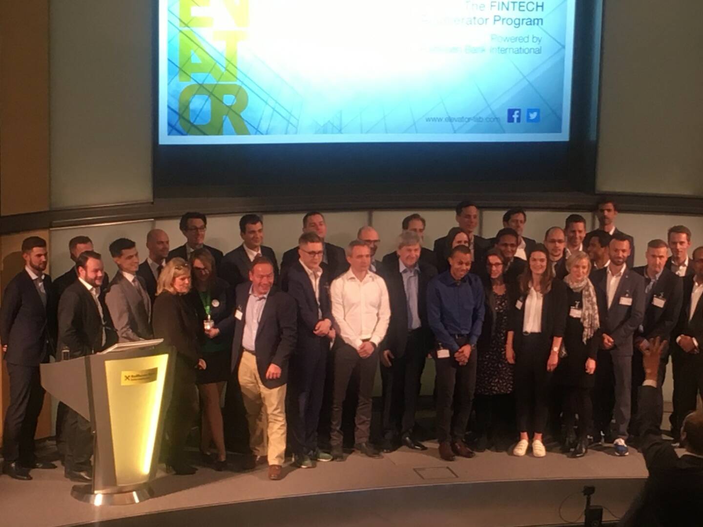 RBI Elevator Demo Day: Gruppenfoto der Teams von kompany, Asteria, Gauss Algorithmic, Moxtra, Sonect, sowie vom Elevator Lab-Programm und natürlich CEO Johann Strobl