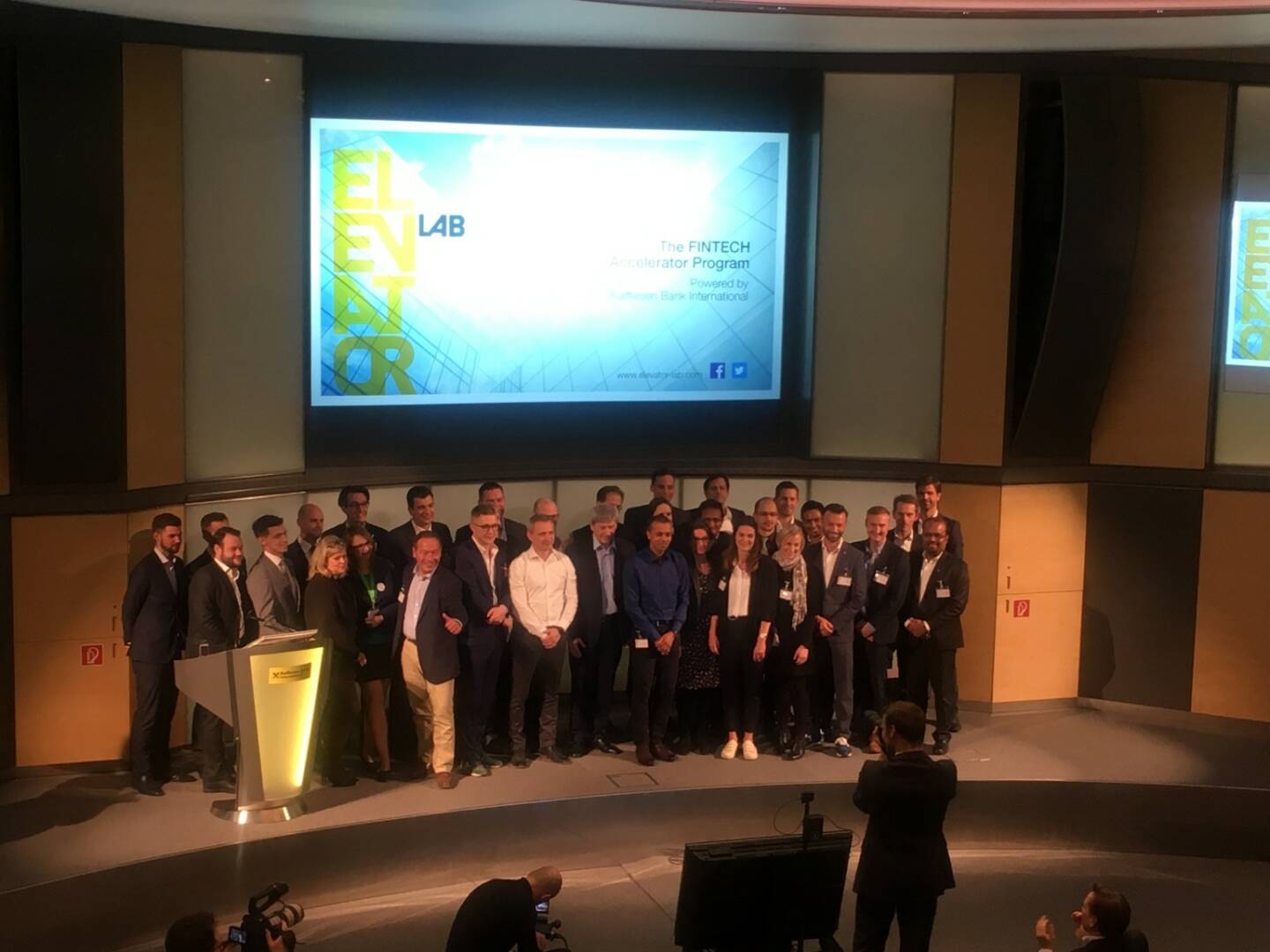 RBI Elevator Demo Day: Gruppenfoto der Teams von kompany, Asteria, Gauss Algorithmic, Moxtra, Sonect, sowie vom Elevator Lab-Programm und natürlich CEO Johann Strobl