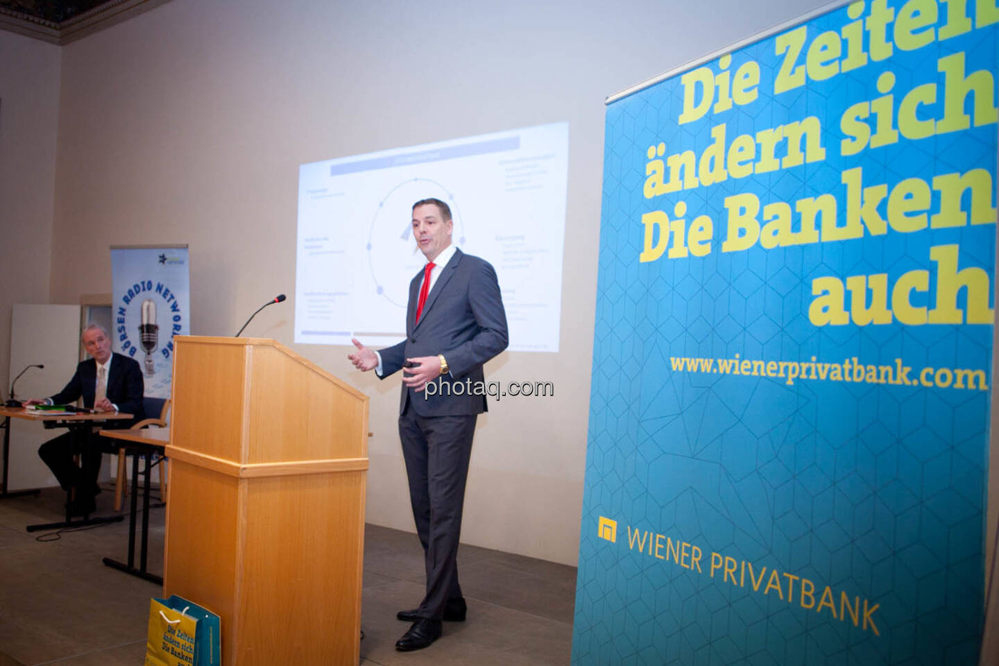 Börse Social Network-Roadshow, FinGroup AG-Vorstand Alexander Coenen präsentiert vor vollem Haus, Credit: Michaela Mejta