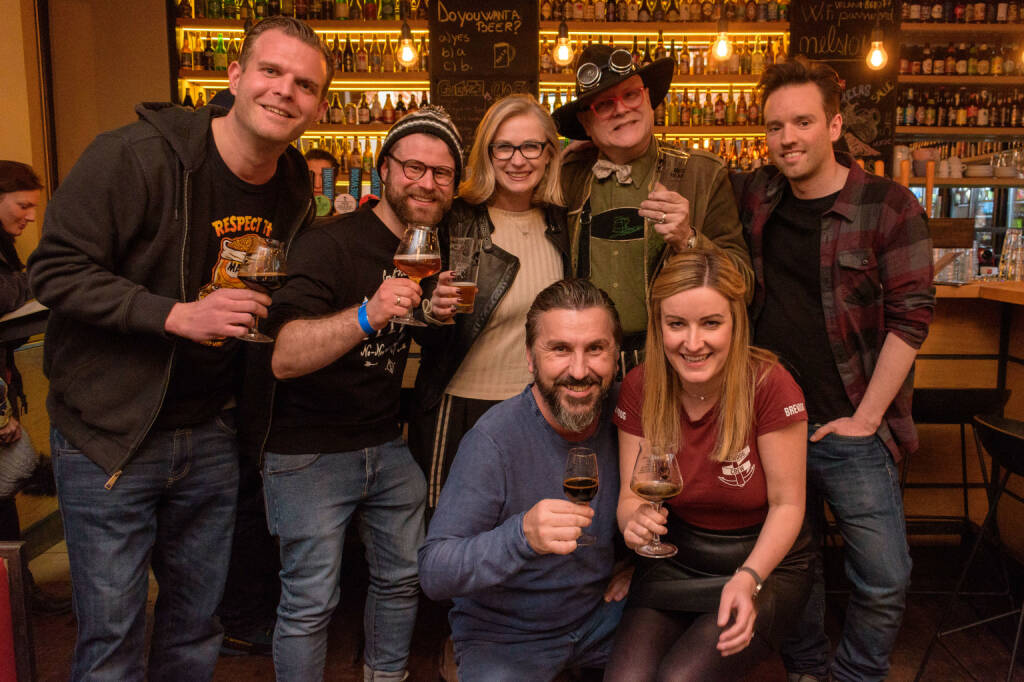 Die Punks aus Schottland haben entschieden, mit den BeerLovers, der Craftbeer-Eigenmarke von Ammersin, gemeinsame Wege zu gehen. Der Kick-Off Launch wurde im Zuge eines totalen Tap Takeovers mit 22 Leitungen verschiedener BrewDog-Biere – darunter zahlreiche Limited Editions und Specials – und weiteren Flaschensorten im Wiener Mel's Craft Beers & Diner eingeläutet. (v.l.n.r.): Diplom-Biersommelier Markus Betz (Leitung BeerLovers), Jan Klose ( Qualitätsmanager BrewDog), Sigrid Wiegand (Eigentümerin Ammersin), Robert Brekalo (Geschäftsführer Ammersin), Bierpapst Conrad Seidl, Ashleigh Malecki (Marketing BrewDog), Geoff Traill (Brauer BrewDog), Credit: Rudolf Ammersin GesmbH/APA-Fotoservice/Jacqueline Godany (01.03.2018) 