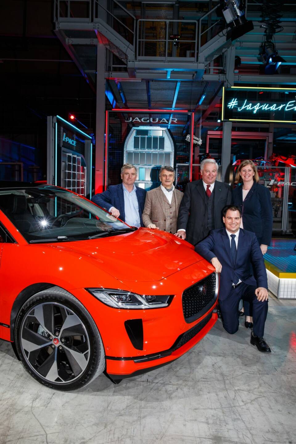 Entwickelt in England, gebaut in Österreich für die ganze Welt: Der vollelektrische I-PACE wurde gestern in seiner Produktionshalle bei Magna Steyr vor Kunden enthüllt; Günther Apfalter - President Magna Steyr Ralf Speth - CEO Jaguar Land Rover Hermann Schützenhöfer - Landeshautpmann Steiermark Michael Schickhofer - LH-Stellvertreter Steiermark Barbara Eibinger-Miedl - Landesrätin Wirtschaft; Credit: Jaguar / Nick Dimbleby