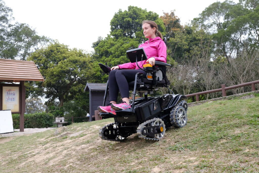 Bildtext: Der innovative Elektro-Rollstuhl B-Free Ranger ist offroad-tauglich, kann Treppen steigen und fährt sicher in jedem Gelände. Einfache Handhabung, autonomes Fahren auf Treppen und dabei absolut sicher! Ab sofort kinderleicht Treppen bis 35° Steigung bewältigen. Automatisch erkennt der B-Free Ranger die Neigung und stellt Ihren Sitz waagrecht. Über jede Bordsteinkante fahren oder im Gelände unterwegs sein - kein Problem; Copyright: Help-24, © Aussender (05.03.2018) 