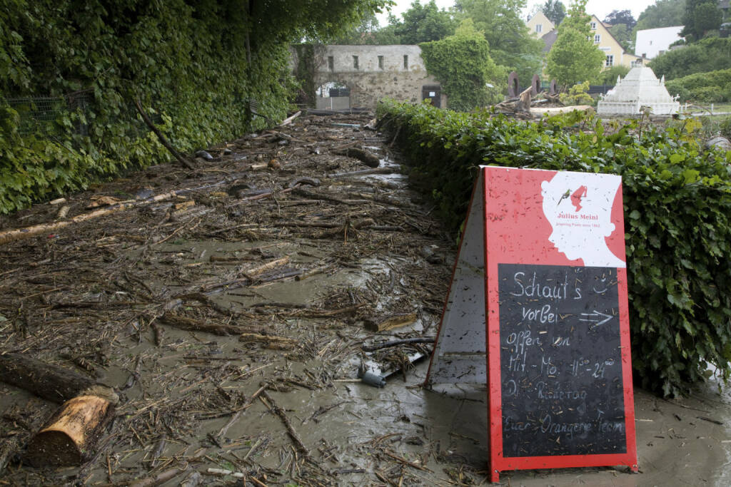 Aufräumarbeiten in Schärding; Hochwasser, Julius Meinl, © (© Dieter Wagenbichler) (04.06.2013) 