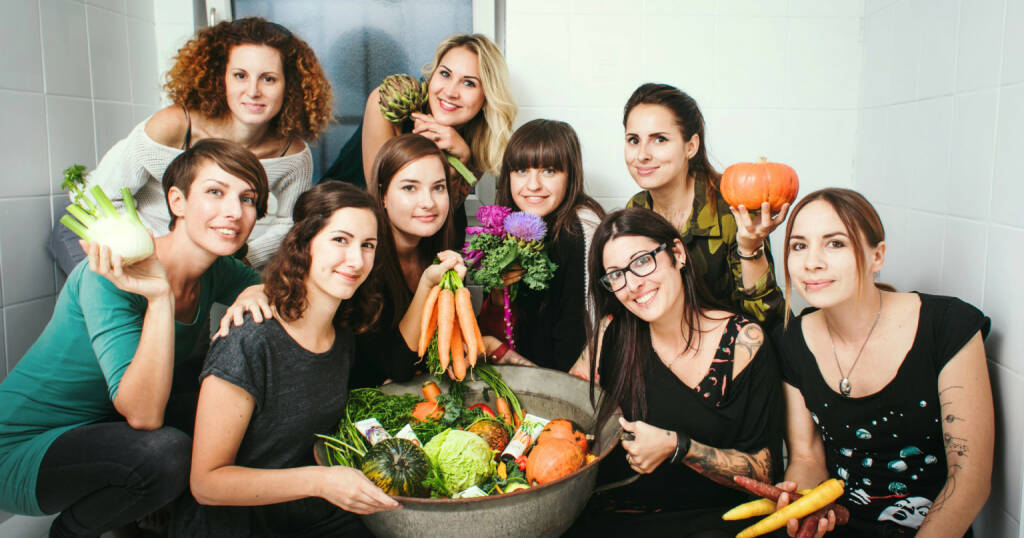 Das steirische Start-Up Hands on Veggies hat es sich zum Ziel gesetzt, mit innovativen Bio-Naturkosmetikprodukten frischen Wind in die Branche zu bringen. Der Fokus liegt dabei aber immer auf den vielfältigen, nährstoffreichen Wirkstoffen des Gemüsegartens. Die Produkte enthalten wertvolle Inhaltsstoffe von Kürbis, Karotten, Grünkohl und Co. Im Bild: Hands on Veggies: Team; Copyright: Hands on Veggies (14.03.2018) 