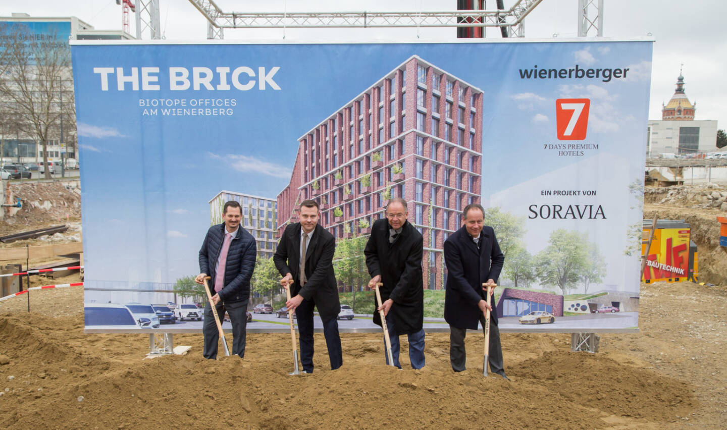 Hausherr Erwin Soravia, CEO von SORAVIA, lud heute zum Spatenstich nach Biotope City, Wiens j&uuml;ngstem Stadtentfaltungsgebiet, wo mit heutigem Datum die Arbeiten f&uuml;r THE BRICK starten. Zu Gast waren mit Heimo Scheuch, Vorstandsvorsitzendem der Wienerberger AG, und Plateno Group-Vorstand Bastian Erfurth die beiden ersten Mieter, die gemeinsam mit Bezirksvorsteher (Wien-Favoriten) Marcus Franz die Baustelle er&ouml;ffneten. Der dreiteilige Geb&auml;udekomplex aus der Feder von RLP R&uuml;diger Lainer + Partner widmet dem Baustoff Ziegel besondere Aufmerksamkeit. Fotocredit:Soravia Group GmbH/APA-Fotoservice/Juhasz