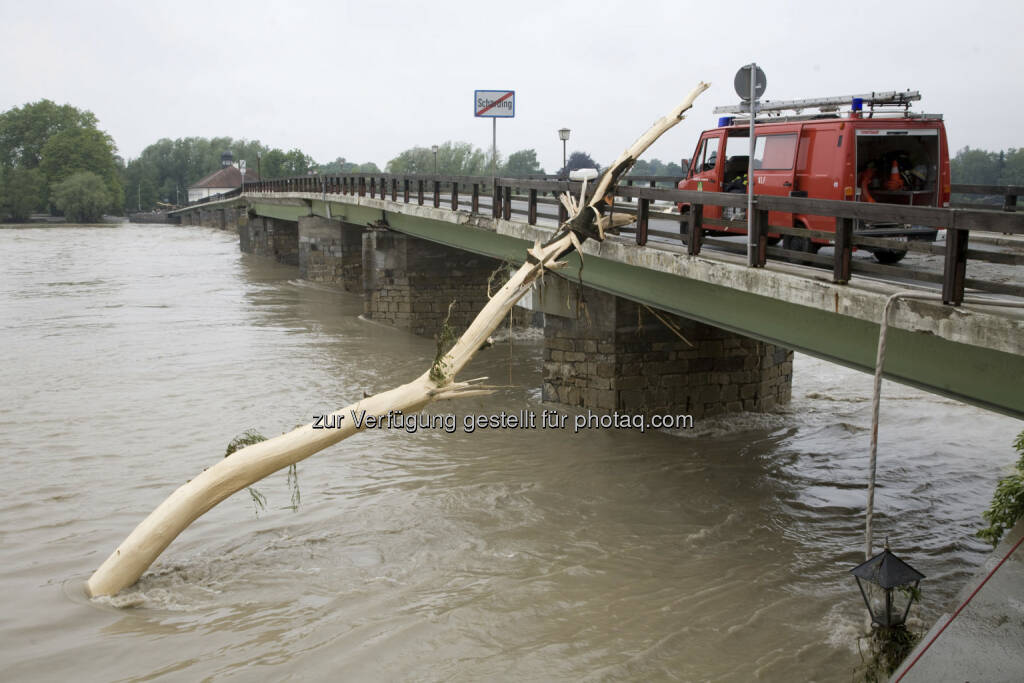 Aufräumarbeiten in Schärding; Hochwasser, Brücke, © (© Dieter Wagenbichler) (04.06.2013) 