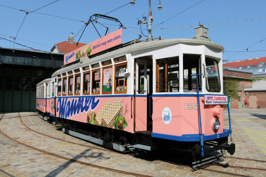 Die Manner-Oldtimer-Straßenbahn im rosa Kostüm ist auch heuer wieder zu Ostern am Ring unterwegs und lädt zum kostenlosen Mitfahren ein. Credit: Manner, © Aussender (19.03.2018) 