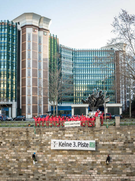 Die Klimabewegung „System Change, not Climate Change!“ kritisiert die Genehmigung des klimaschädlichsten Großprojekts Österreichs – den Bau der 3. Piste – scharf und kündigt die Weiterführung der Proteste an. Fotocredit:System Change, not Climate Change!, © Aussender (29.03.2018) 