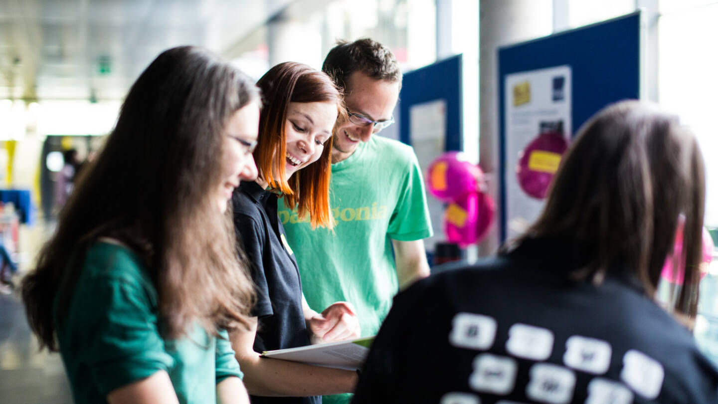 Am 13. April öffnen Österreichs Hochschulen und Forschungseinrichtungen bei der Langen Nacht der Forschung wieder ihre Türen für BesucherInnen und präsentieren Spannendes aus Forschung und Wissenschaft. Die Fachhochschule St. Pölten bietet ein vielfältiges Programm aus Experimenten, Präsentationen und Spielen für Jung und Alt. Im Zentrum stehen Themen der Digitalisierung rund um den Einfluss digitaler Errungenschaften auf Arbeit, Mobilität, Sicherheit, Soziales und Gesundheit. Fotocredit:FH St. Pölten / Jakob Gramm