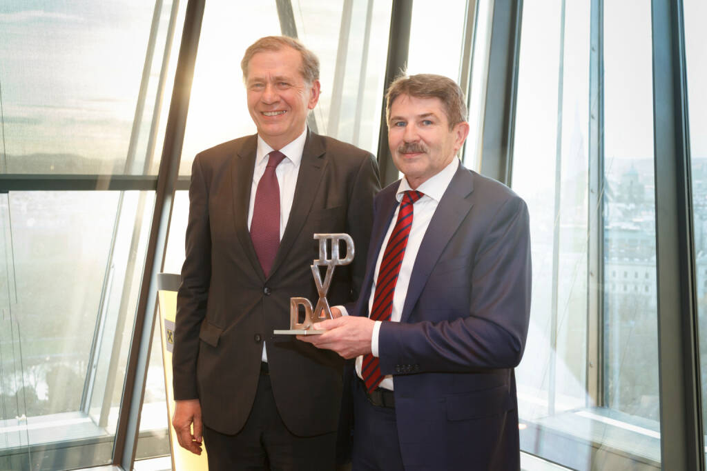 Wilhelm Rasinger, Präsident des IVA übergibt den IVA David an Preisträger Ernst Vejdovszky, Vorstandsvorsitzender der S Immo AG; Fotocredit:epmedia/Jana Madzigon, © Aussendung (09.04.2018) 