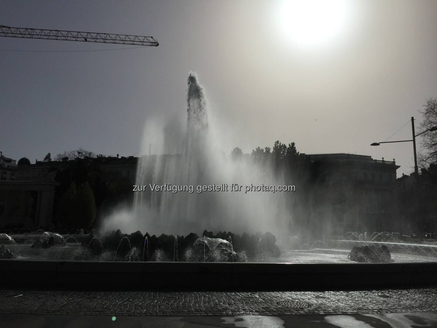 Hochstrahlbrunnen Schwarzenbergplatz, vor dem Haus der Industrie