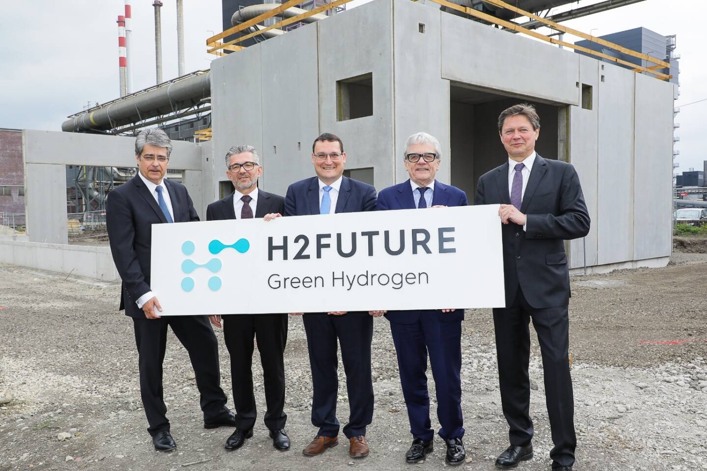 Das Projektkonsortium „H2FUTURE“ bestehend aus voestalpine, Siemens, VERBUND sowie Austrian Power Grid und den wissenschaftlichen Partnern K1-MET und ECN gab heute am voestalpine-Standort Linz offiziell den Bau der weltweit größten Pilotanlage zur Herstellung von „grünem“ Wasserstoff frei; v.l. Wolfgang Hesoun, Vorstandsvorsitzender der Siemens AG Österreich; Herbert Eibensteiner, Vorstandsmitglied der voestalpine AG und Leiter der Steel Division; Bart Biebuyck, Executive director, Fuel Cells and Hydrogen Joint Undertaking (FCH JU); Wolfgang Eder, Vorstandsvorsitzender voestalpine AG; Wolfgang Anzengruber, CEO VERBUND. Bildquelle: voestalpine