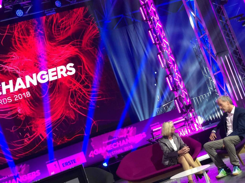 Elisabeth Stadler (VIG), Christian Drastil am 4gamechangers Festival Hauptbühne eintesten (16.04.2018) 