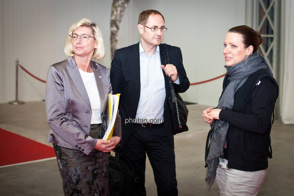 Elisabeth Stadler (VIG), Wolfgang Haas (VIG), Nina Kaiser (Puls4), © Michaela Mejta + diverse Handypics (17.04.2018) 