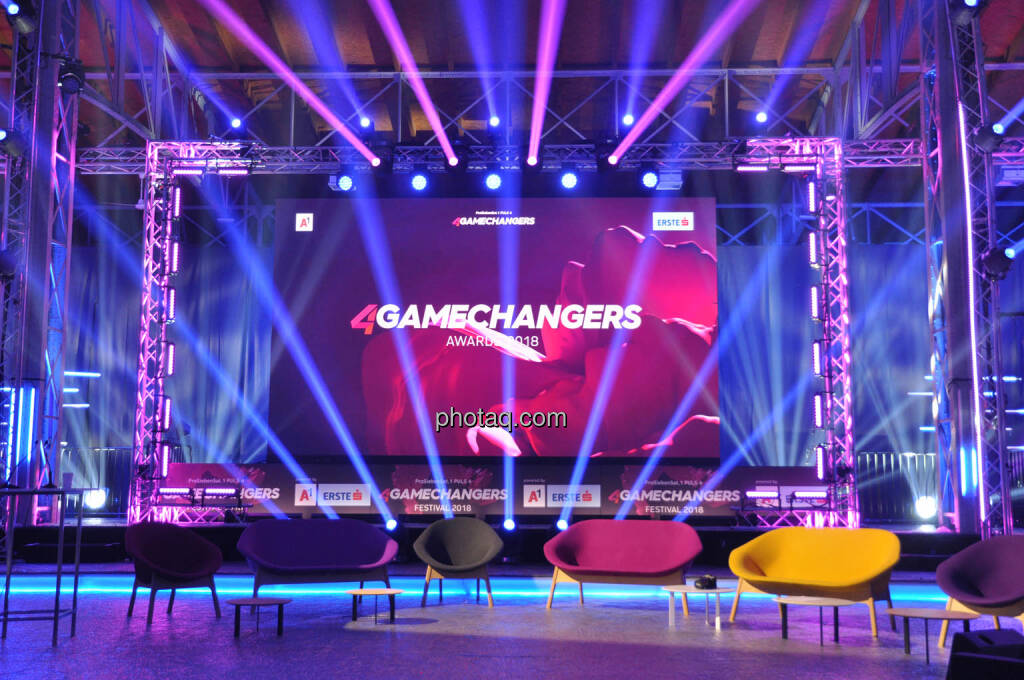 4Gamechangers, Bühne, Couch, © Michaela Mejta + diverse Handypics (17.04.2018) 