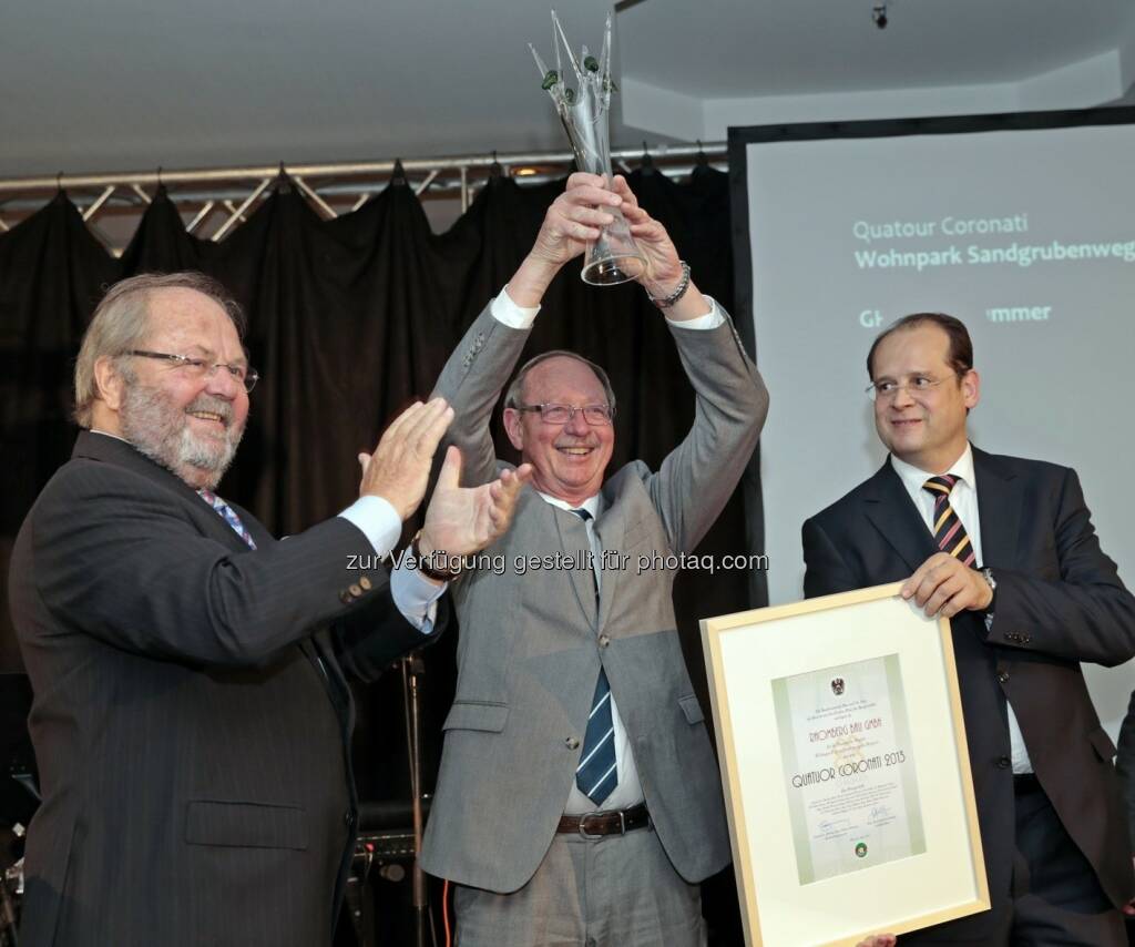 Franz Drexel (Mitte) für den Sieger Rhomberg, Bundesinnungsmeister Hans-Werner Frömmel (li.) und Manfred Katzenschlager, Geschäftsführer Bundesinnung Bau: Planungs- und Bauleistungen zeichneten die Bauinnungen zum vierten Mal im Rahmen der BAUfair!-Award-Gala am 3. Juni in Pörtschach am Wörthersee aus. Vergeben wurden die Coronati-Trophäen 2013 und drei Anerkennungspreise (c) Aussendung  (06.06.2013) 