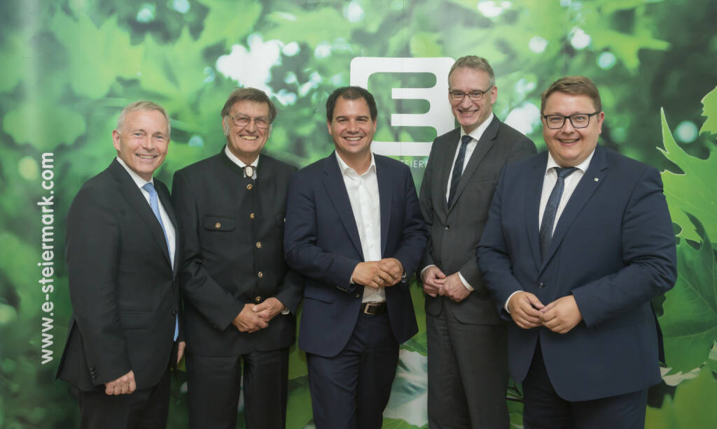 Energie Steiermark AG: Energie Steiermark steigert 2017 Umsatz, Investitionen und Gewinn – Zuwachs bei Kunden; Die Vorstände der Energie Steiermark, Christian Purrer (li.) und Martin Graf (re.) mit Eigentümervertreter LHStv. Michael Schickhofer (Mitte), Aufsichtsratspräsident Josef Mülner (2 v.l.) und dem Vertreter des Minderheitseigentümers Macquarie, Hilko Schomerus (2 v.r.). Bild: Energie Steiermark, © Aussender (24.04.2018) 