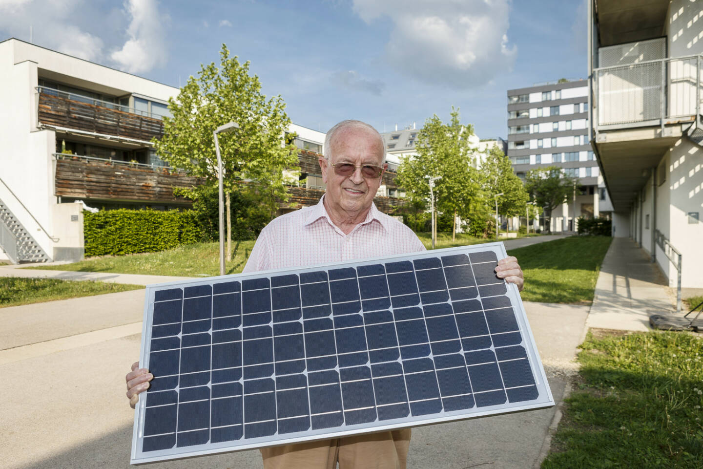 Wien Energie errichtet erste Gemeinschafts-Photovoltaikanlage für Mehrparteienhaus – 1.000 Wienerinnen und Wiener sollen bis Ende 2018 bereits Solarstrom vom eigenen Dach nutzen; Karl Reisinger ist einer der ersten Wiener, der Sonnenstrom vom eigenen Dach für seine Wohnung in der Lavaterstraße nutzen wird. Fotocredit:Wien Energier/FOTObyHOFER