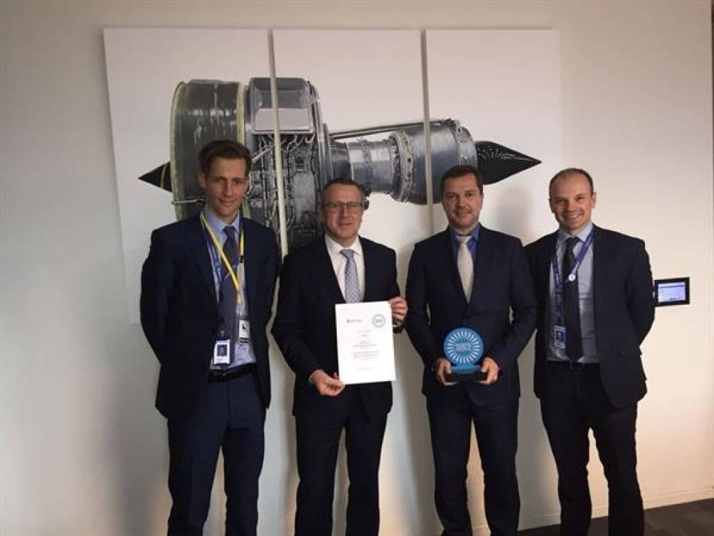 Der Triebwerkshersteller Rolls-Royce ehrte vor kurzem seine besten und qualifiziertesten Lieferanten. FACC erhielt in der Kategorie „Performance Through Our People“ den „Supplier Award“ für außergewöhnliche Teamarbeit sowie höchste Qualitäts- und Leistungsstandards. Richard Upton (Strategic Purchasing Executive – Compressors, Rolls-Royce), Robert Machtlinger (CEO von FACC), Günter Nelböck (FACC Vice President Engine & Nacelles) und James Partington (Supplier Management Executive – Compressors, Rolls-Royce) bei der Verleihung des „Supplier Awards – Performance Through Our People“ in London.
Fotorechte: © Rolls-Royce, © Aussendung (04.05.2018) 