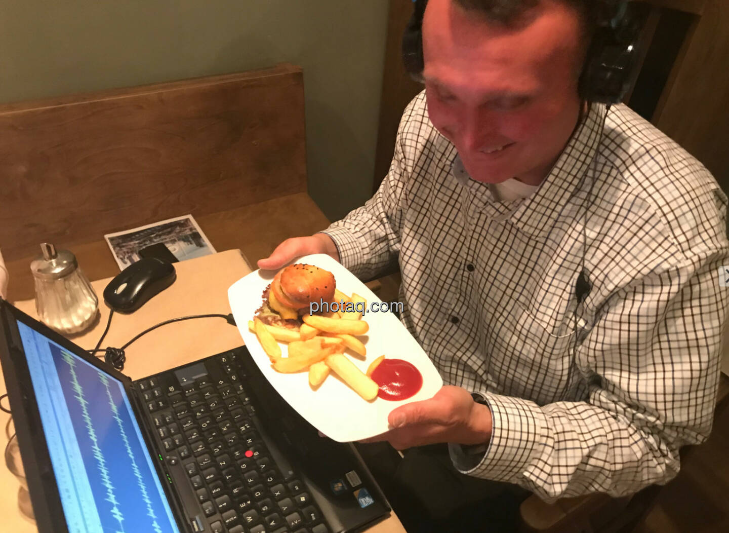 Peter Heinrich schneidet das Audio-File zum Börse Social Network Club