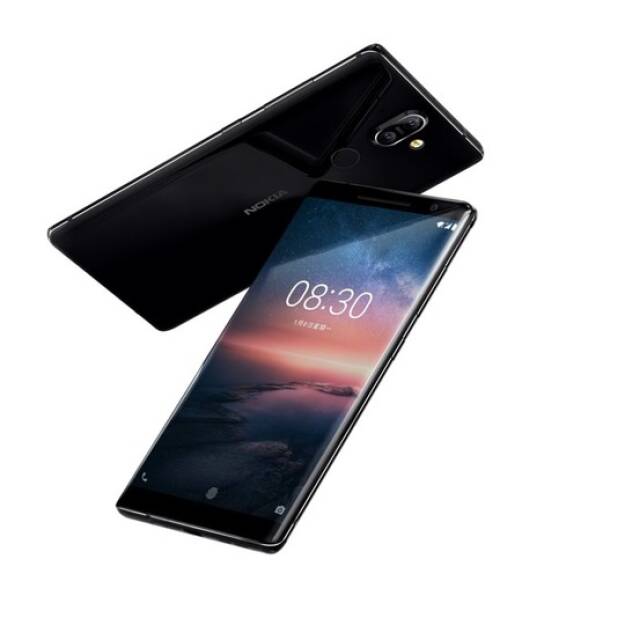 HMD Global, the Home of Nokia Phones, bringt das Nokia 8 Sirocco auf den österreichischen Markt. Ab Mitte Mai ist es zum UVP von 749 Euro erhältlich. Das Nokia 8 Sirocco gehört ebenfalls der Android One-Familie an und bietet ein sicheres, pures Software-Erlebnis mit den neuesten Google-Innovationen und regelmäßigen Updates. Credit: HMD, © Aussendung (09.05.2018) 