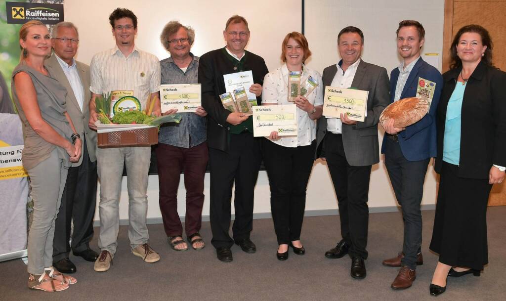 Raiffeisen Nachthaltigkeits-Initiative: Raiffeisen Nachhaltigkeits-Initiative zeichnet Produktspezialitäten am Genuss-Festival 2018 aus; v.l.n.r.: S. Sedlnitzky (Vorstandsmitglied des Kulinarischen Erbe Österreich), Ferry Maier (Präsident des Kulinarischen Erbe Österreich), Christian Zoubek und Gerhard Zoubek (ADAMAH BioHof), Wolfgang Zemanek und Bettina Eisner (Bio Kräuterhof Zemanek), Andrea Sihn-Weber (Geschäftsführerin der Raiffeisen Nachhaltigkeits-Initiative); Fotocredit:(c) RNI, wdw4friends, © Aussendung (14.05.2018)