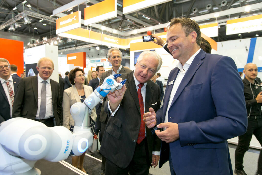 Mensch und Maschine kommen einander nicht nur näher – sie geben sich sogar die Hand. Das hat Dr. Kari Kapsch am Festo Stand auf der Smart Automation selbst erlebt. Der COO der Kapsch Group und KommR Margarete Kriz-Zwittkovits (WKO) zeigten sich bei ihrem Messerundgang begeistert von den Möglichkeiten, die die neuen Technologien eröffnen. Im Bild:  Dr. Kari Kapsch (links) mit Dipl.-Ing. Rainer Ostermann (rechts), Fotocredit: Festo/Martina Draper
, © Aussender (16.05.2018) 