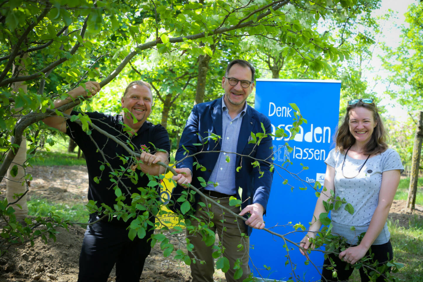 UNIQA Insurance Group AG: UNIQA Steiermark begrünt Fassade der Landesdirektion in Graz; Spartenstich in der Baumschule Höfler, in Puch bei Weiz in der die Bäume für die Begrünung bereits ausgesucht wurden. V.l.n.r. Hans Peter Höfler (Baumschule Höfler), Vera Enzi (Verband für Bauwerksbegrünung) und Johannes Rumpl (UNIQA Steiermark); Fotocredit:UNIQA/Oliver Wolf