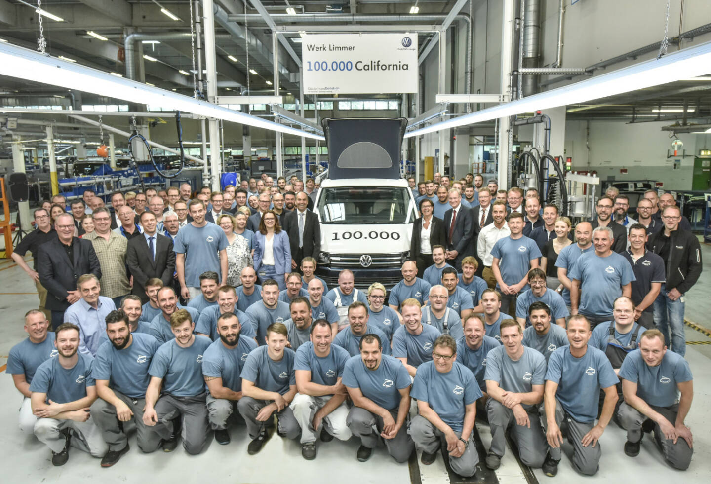 VW Volkswagen Nutzfahrzeuge AG: Gemeinsamer Erfolg: Vorstände, Betriebsräte und Mitarbeiter mit dem 100.000sten California aus dem Werk in Hannover-Limmer; Fotocredit:VW Volkswagen Nutzfahrzeuge AG