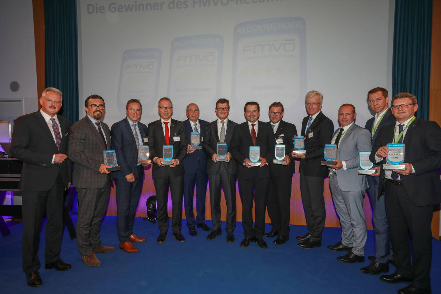 27 Unternehmen mit dem FMVÖ-Recommender-Gütesiegel ausgezeichnet; Volksbank Gruppe und UNIQA gewinnen Sonderpreise für beste Beratung; Die FMVÖ-Recommender-Award Gewinner 2018: v.l.n.r.: Erich Mayer (Präsident FMVÖ), Herbert Kaiser (Leiter Außendienst UNIQA Österreich), Robert Eckmair (Vorstandsdirektor-Stellvertreter Raiffeisenlandesbank Oberösterreich), Wolfgang Viehhauser (Mitglied des Vorstandes, HYPO NOE Landesbank), Wenzel Staub (Vorstandsvorsitzender muki Versicherungsverein auf Gegenseitigkeit), Walter Zandanell (Generaldirektor Volksbank Salzburg), Georg Schneider (Vorstandsdirektor GRAWE), Manfred Bartalszky (Vorstandsdirektor Sparkassen Versicherung), Gerhard Fabisch (Präsident Österreichischer Sparkassenverband), Rainer Henke (Vorstand easybank), Christian Derler (Leiter Vertriebsmanagement Retail, Volksbank Wien), Klaus Himmelreich (Vorstandsmitglied Vorarlberger Landes-Versicherung); Fotocredit: FMVÖ/Richard Tanzer