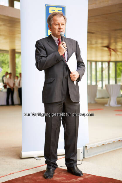 Eduard Zehetner (CEO Immofinanz Group)
http://blog.immofinanz.com/de/2013/06/07/panta-rhei-mit-dem-feurigen-saft-der-reben-soll-die-immofinanz-hoch-leben-bilder-vom-richtfest/, © Immofinanz (10.06.2013) 