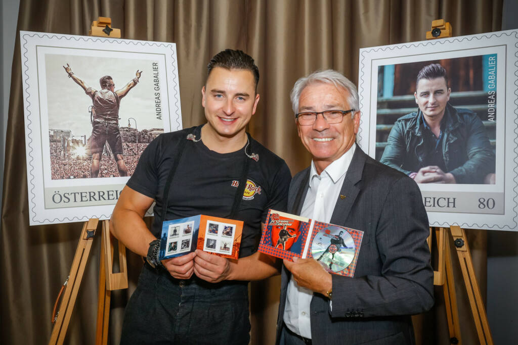 Neue Briefmarke der Post: Andreas Gabalier gibt es nun zum Kleben, im Bild mit Post-Chef Georg Pölzl Foto: Post, © Aussender (30.05.2018) 