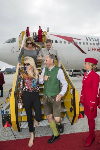 Hollywood-Stars legen Zwischenstopp in Salzburg ein, SalzburgerLand Tourismus: LIFE BALL 2018 - Touchdown am Salzburger Flughafen: Leo Bauernberger (GF SalzburgerLand Tourismus) begleitet die internationalen Star-Gäste über die Gangway. Fotocredit:www.salzburgerland.com (02.06.2018) 