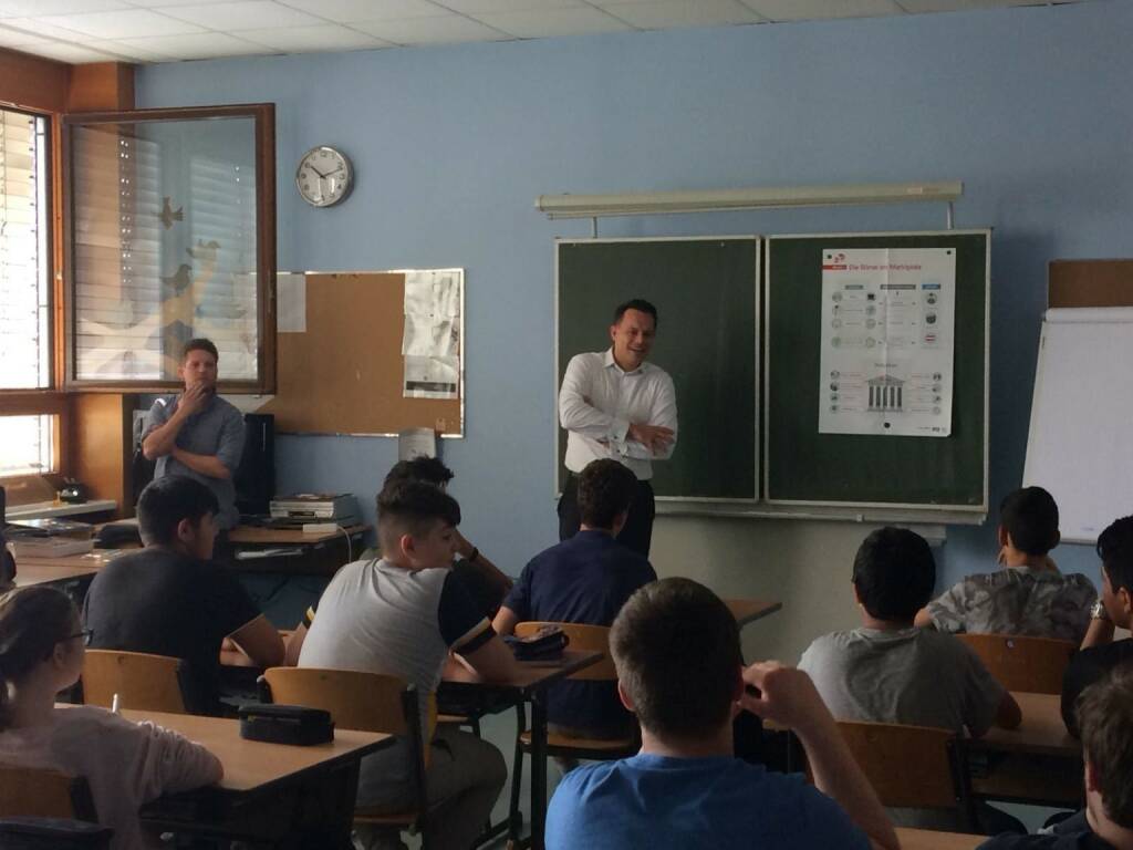 Wiener Börse-Chef Christoph Boschan bei den Schülern: I am a great supporter of financial education. Education is the best investor protection. As part of the educational initiative Teach For Austria, I was invited to the NMS Roda-Roda-Gasse to design a lesson on the subject of mathematics & the stock exchange. The students impressed me very much, and I – once more – enjoyed teaching our youngsters! #education #financialeducation  (06.06.2018)