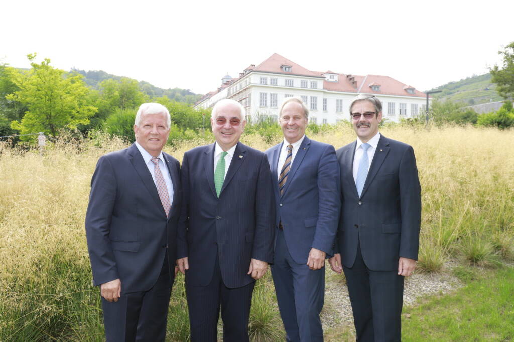 Österreichischer Raiffeisenverband: Walter Rothensteiner als Generalanwalt für weitere vier Jahre bestätigt; Generalanwalt Walter Rothensteiner mit seinen drei Stellvertretern Jakob Auer, Wilfried Thoma und Erwin Hameseder; Fotocredit: ÖRV/Zilberberg, © Aussender (07.06.2018) 