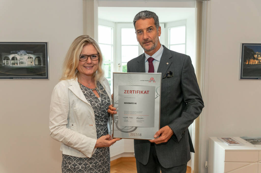 Novomatic als Leitbetrieb zertifiziert: v.l.n.r. Monica Rintersbacher (GF Leitbetriebe Austria), Harald Neumann (Vorstandsvorsitzender Novomatic); Copyright: Alexander Felten , © Aussendung (12.06.2018)